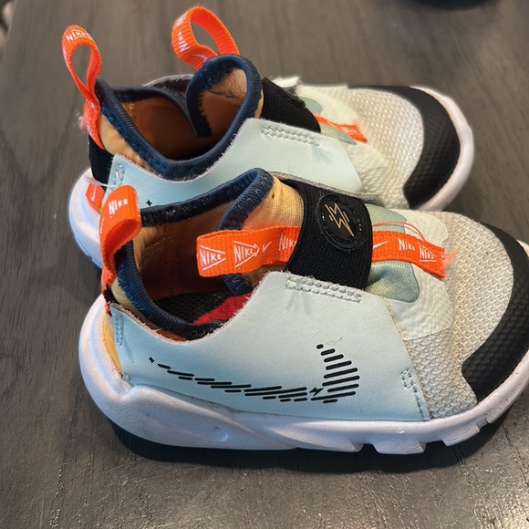 Nike toddler shoes - size 6c - Picture 2 of 4